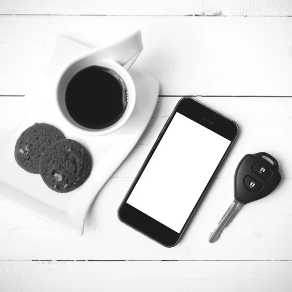 쿠키, 전화 및 자동차 키 흑백 색상으로 커피 컵 — 스톡 사진