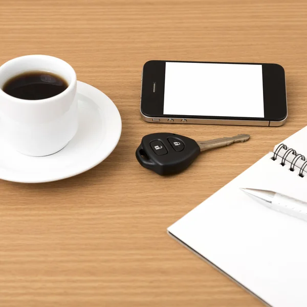 커피 컵 전화 자동차 키와 메모장 — 스톡 사진