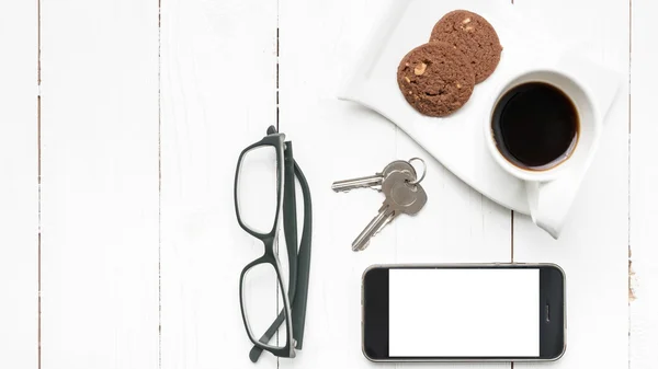 쿠키, 전화, 안경 및 키 커피 컵 — 스톡 사진