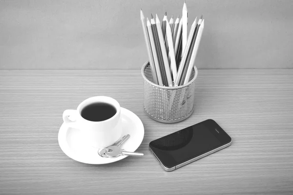 コーヒー、携帯電話、鍵、鉛筆 — ストック写真