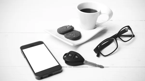 Φλιτζάνι καφέ με cookie, τηλέφωνο, γυαλιά και αυτοκίνητο κλειδί μαύρο και wh — Φωτογραφία Αρχείου