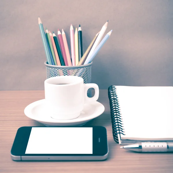 Kahve, telefon, not defteri ve renk kalem — Stok fotoğraf