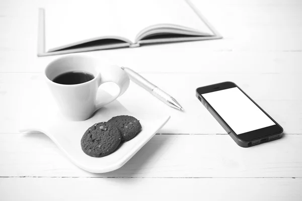 쿠키, 노트북와 펜 블랙 whi 전화와 커피 컵 — 스톡 사진