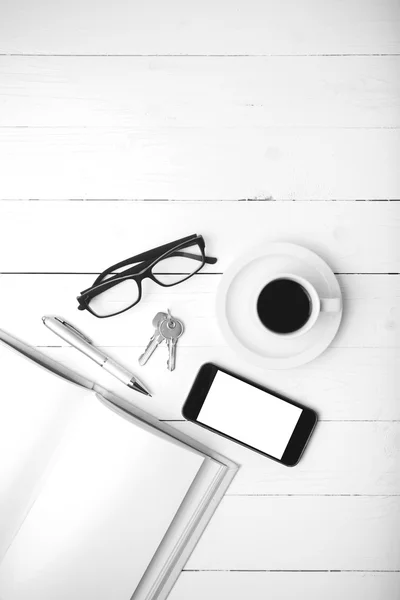 Kaffeetasse mit Telefon, Schlüssel, Brille und offenem Notizbuch schwarz — Stockfoto