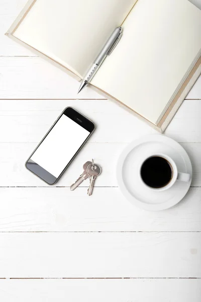 전화, 키와 오픈 노트북 커피 컵 — 스톡 사진