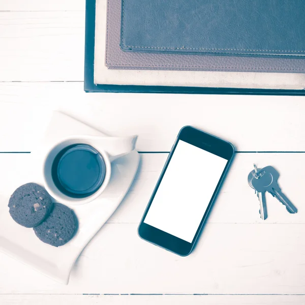 Xícara de café com biscoito, telefone de pilha de livro e chave estilo vintage — Fotografia de Stock