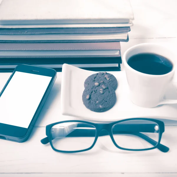 Xícara de café com biscoito, telefone de pilha de livro e óculos png — Fotografia de Stock