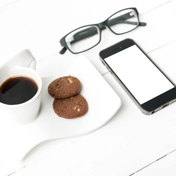 Taza de café con galletas, teléfono y anteojos — Foto de Stock