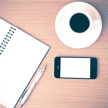 kahve fincanı ve telefon ve not defteri