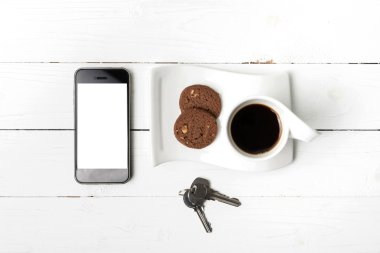 kahve fincanı ile tanımlama bilgisi, telefon ve anahtar