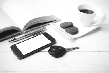 kahve fincanı ile tanımlama bilgisi, telefon, Açık not defteri ve arabanın anahtarını siyah ve