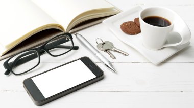 kahve fincanı ile tanımlama bilgisi, telefon, açık defter, anahtar ve gözlük