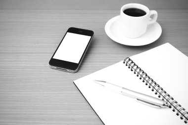 kahve fincanı ve telefon ve not defteri