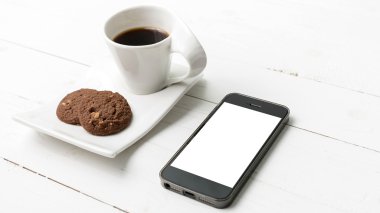 kahve fincanı çerez ve telefon ile