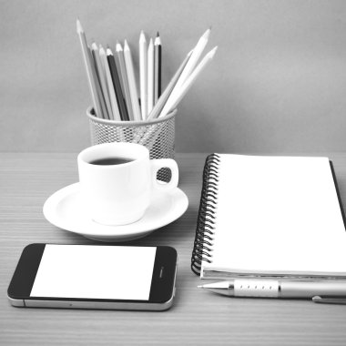 kahve, telefon, not defteri ve renk kalem
