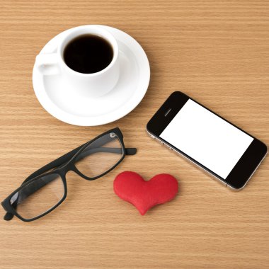 kahve, telefon, gözlük ve kalp