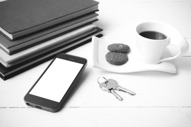 kahve fincanı tanımlama bilgisini, telefon, kitap ve anahtar siyah ve WHI yığını