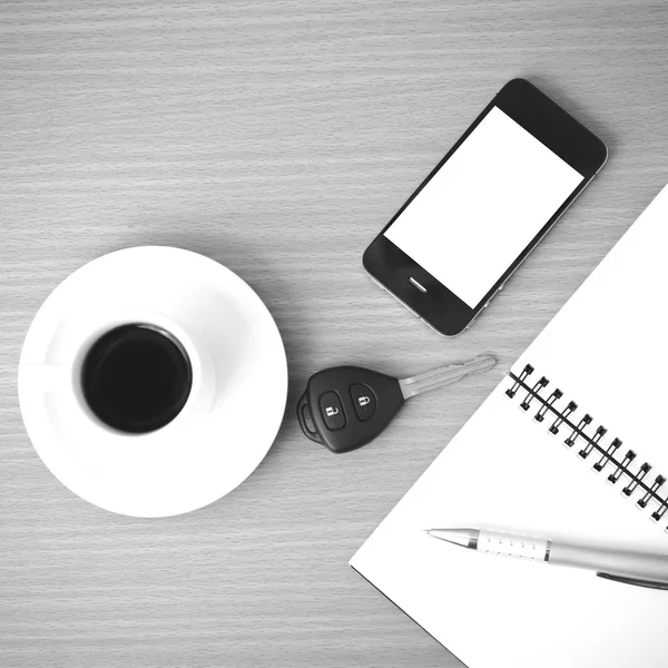 Xícara de café com chave de carro de telefone e o bloco de notas — Fotografia de Stock