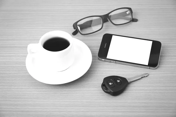 Чашка кави і телефон з ключем від автомобіля — стокове фото