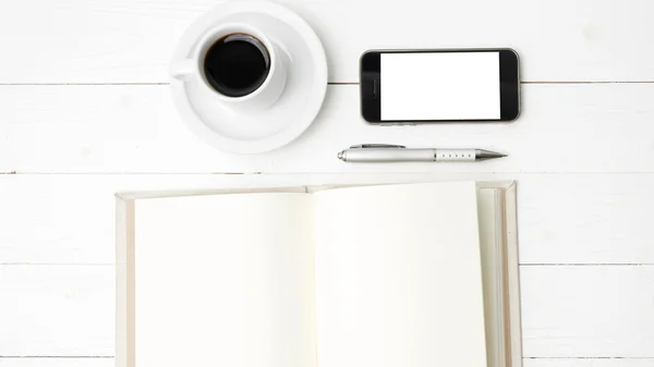 Чашка кави з телефоном і блокнотом — стокове фото