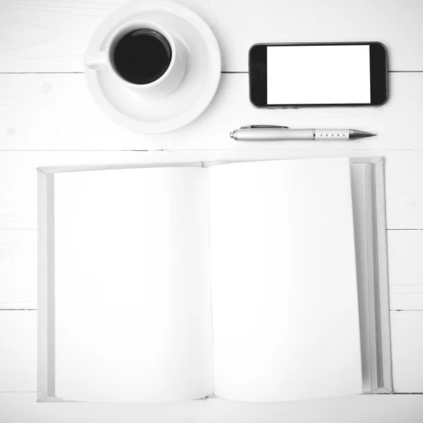 Xícara de café com telefone e notebook cor preta e branca — Fotografia de Stock