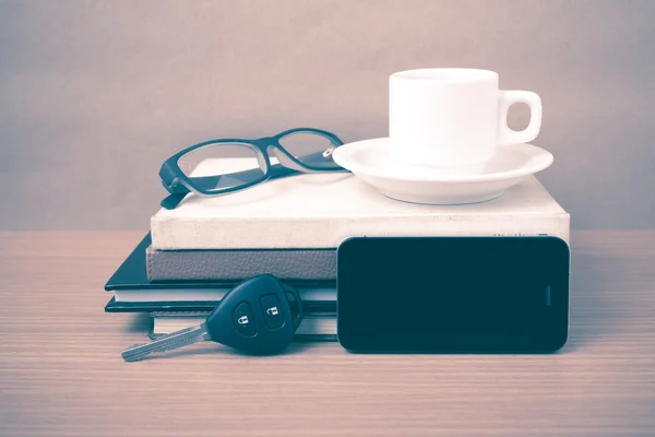 커피, 전화, 자동차 열쇠, 안경 및도 서의 스택 — 스톡 사진