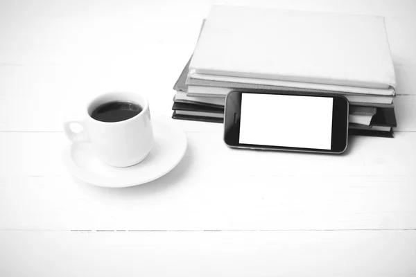 Xícara de café com telefone e pilha de cor preto e branco do livro — Fotografia de Stock