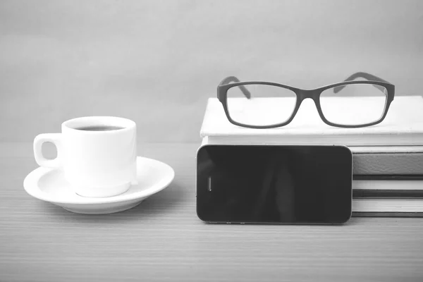 Café, teléfono, pila de libros y anteojos —  Fotos de Stock