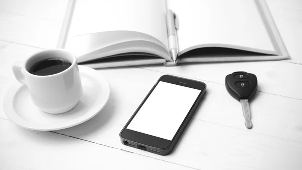 전화, 자동차 키와 오픈 노트북 흑인과 백인 커피 컵 — 스톡 사진