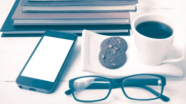 Φλιτζάνι καφέ με cookie, τηλέφωνο, στοίβα των βιβλίων και γυαλιά vintag — Φωτογραφία Αρχείου