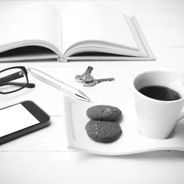 쿠키, 전화, 오픈 키 노트북과 안경 파 커피 컵 — 스톡 사진