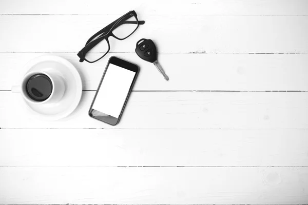 Чашка кави з телефоном, окулярами та автомобільним ключем чорно-біла ко — стокове фото