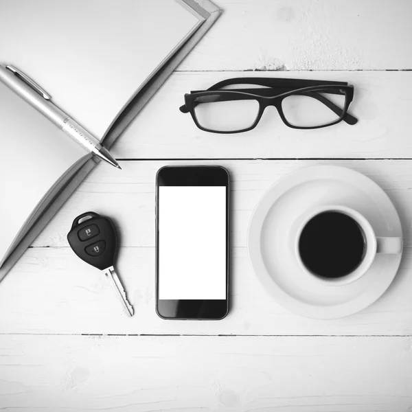 전화, 자동차 열쇠, 안경 및 오픈 노트북 blac 커피 컵 — 스톡 사진
