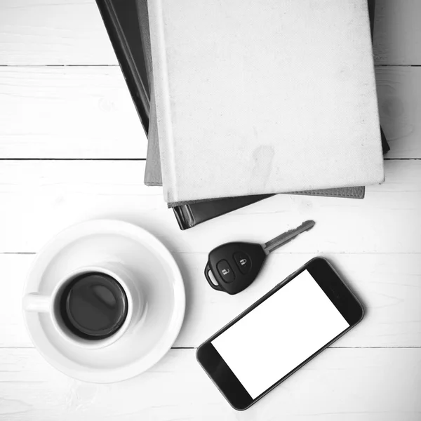 전화, 자동차 키와 책 활자의 스택 커피 컵 — 스톡 사진
