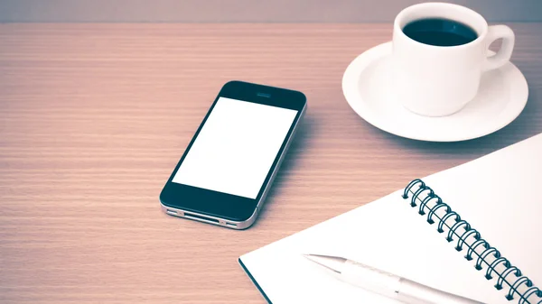 Kaffeetasse und Telefon und Notizblock — Stockfoto