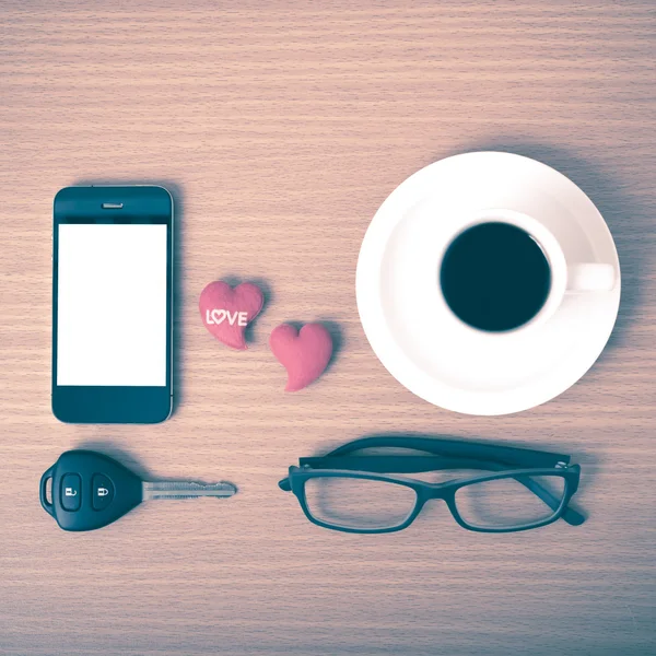Кава, телефон, окуляри, ключ автомобіля та серце — стокове фото