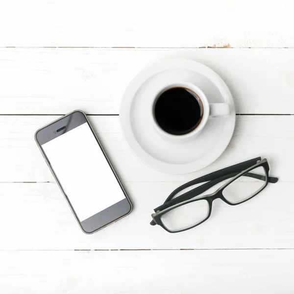Φλιτζάνι καφέ με τηλέφωνο και γυαλιά — Φωτογραφία Αρχείου