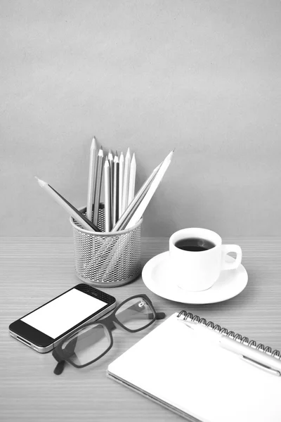 Kahve, telefon, gözlük, not defteri ve kalp ve renk kalem — Stok fotoğraf