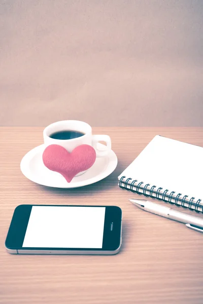 Caffè, telefono, blocco note e cuore — Foto Stock