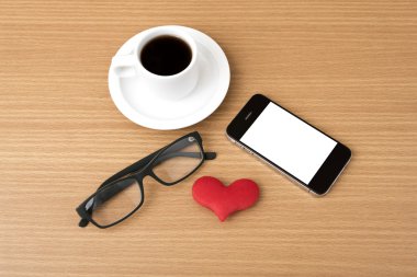 kahve, telefon, gözlük ve kalp