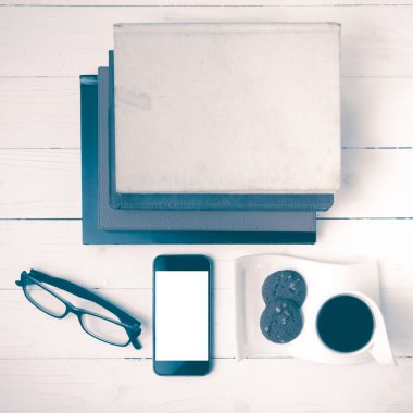 tanımlama bilgisi, telefon, kitap ve gözlük vintag yığını ile kahve fincanı