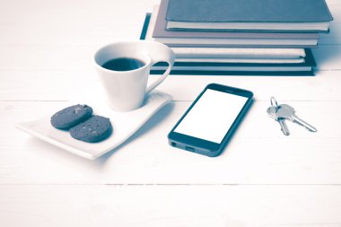 tanımlama bilgisi, telefon, kitap ve anahtar vintage tarzı yığını ile kahve fincanı