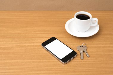 kahve fincanı ve telefon ve anahtar