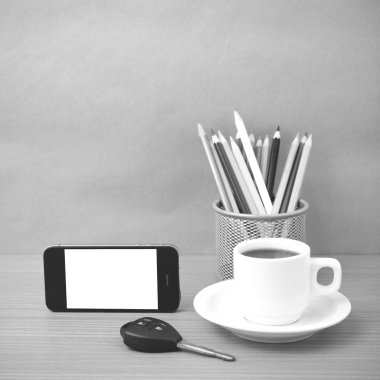 kahve, telefon, araba anahtarı ve kalem