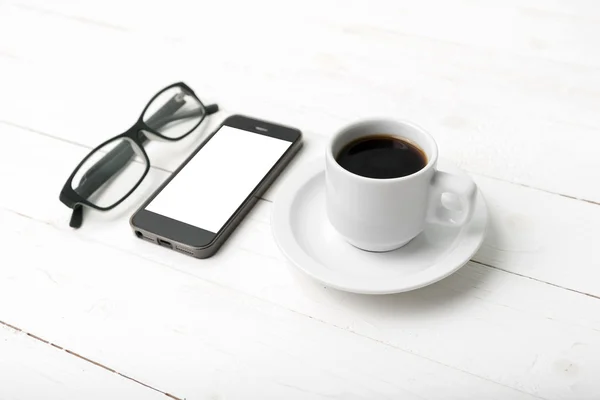 Tasse à café avec téléphone et lunettes — Photo