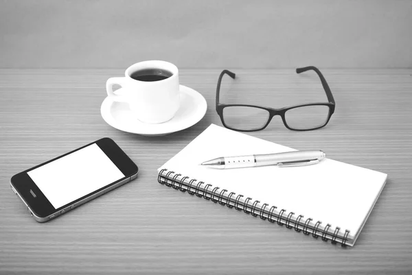 Café, téléphone, bloc-notes et lunettes — Photo