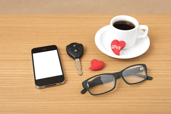 Kaffe, telefon, glasögon, bilnyckel och hjärta — Stockfoto