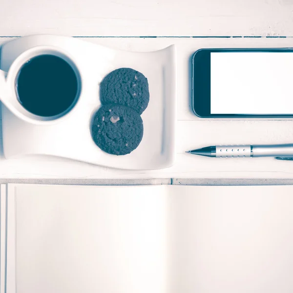 Tazza da caffè con biscotto, telefono con notebook e penna stile vintage — Foto Stock