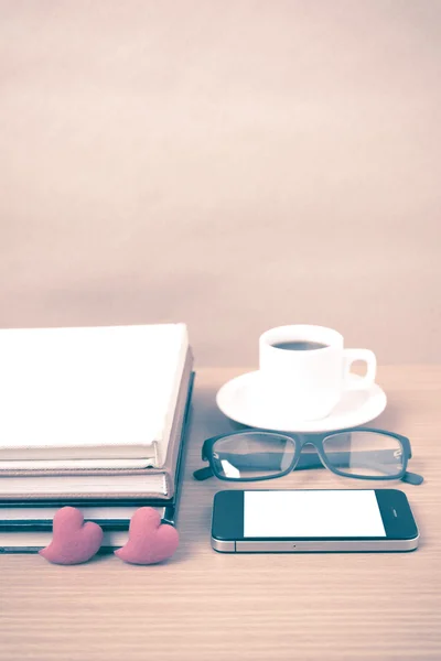 Kávéfőző, telefon, szemüvegek, halom könyv és a szív — Stock Fotó