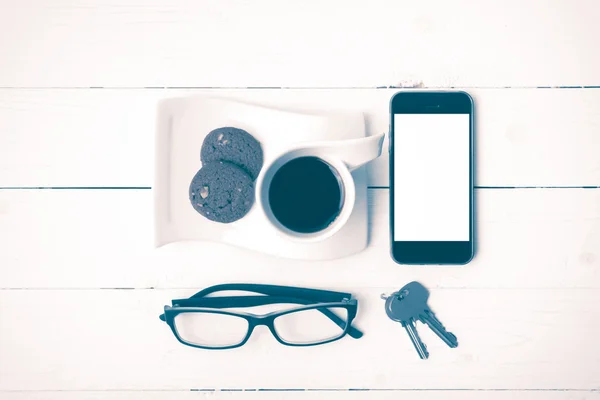Taza de café con galletas, teléfono, anteojos y estilo vintage clave — Foto de Stock
